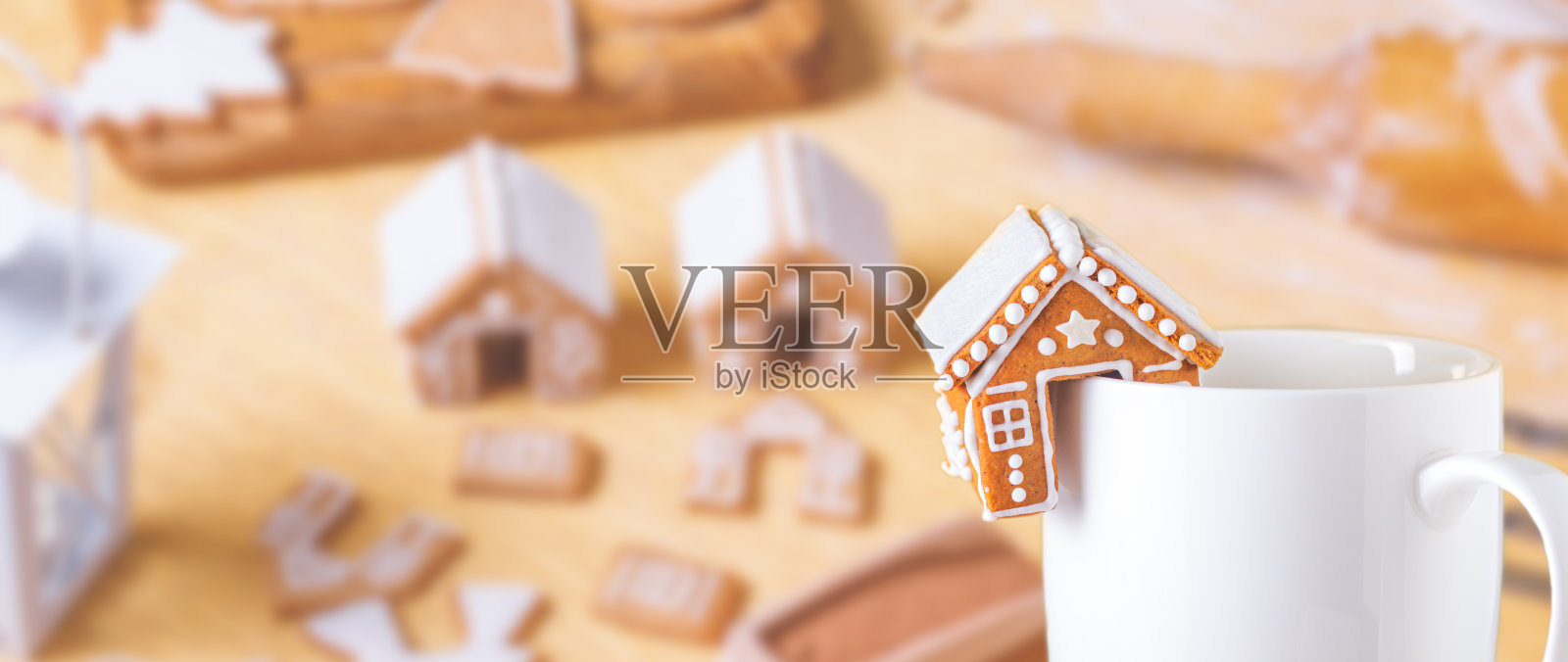 姜饼小屋和一杯牛奶，选择性聚焦，特写照片摄影图片