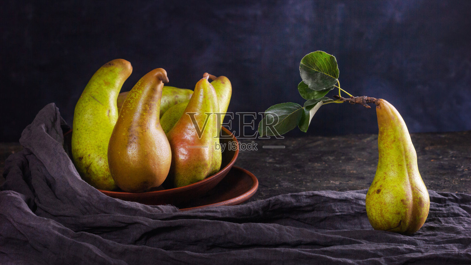 乡村静物，低调的黑暗摄影-看梨在粘土盘子照片摄影图片