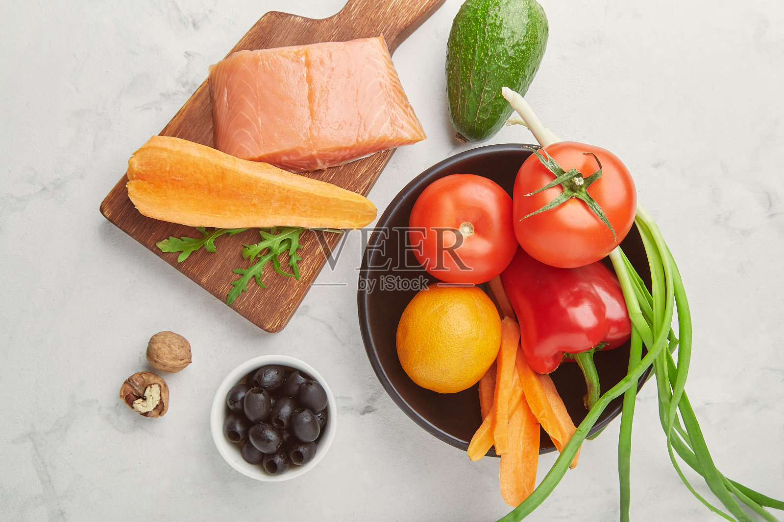 生酮，低碳水化合物，FODMAP饮食与蔬菜和水果，熏鲑鱼，绿色，坚果，橄榄照片摄影图片
