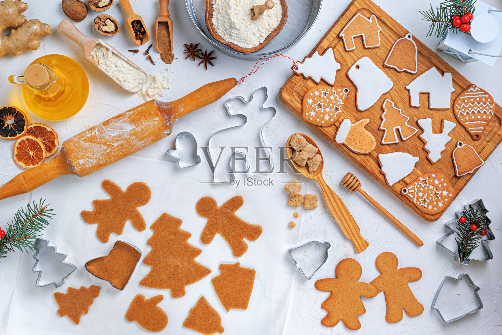 不同形状的圣诞姜饼，用糖霜和配料将姜饼放在木桌上，俯视图，平放照片摄影图片