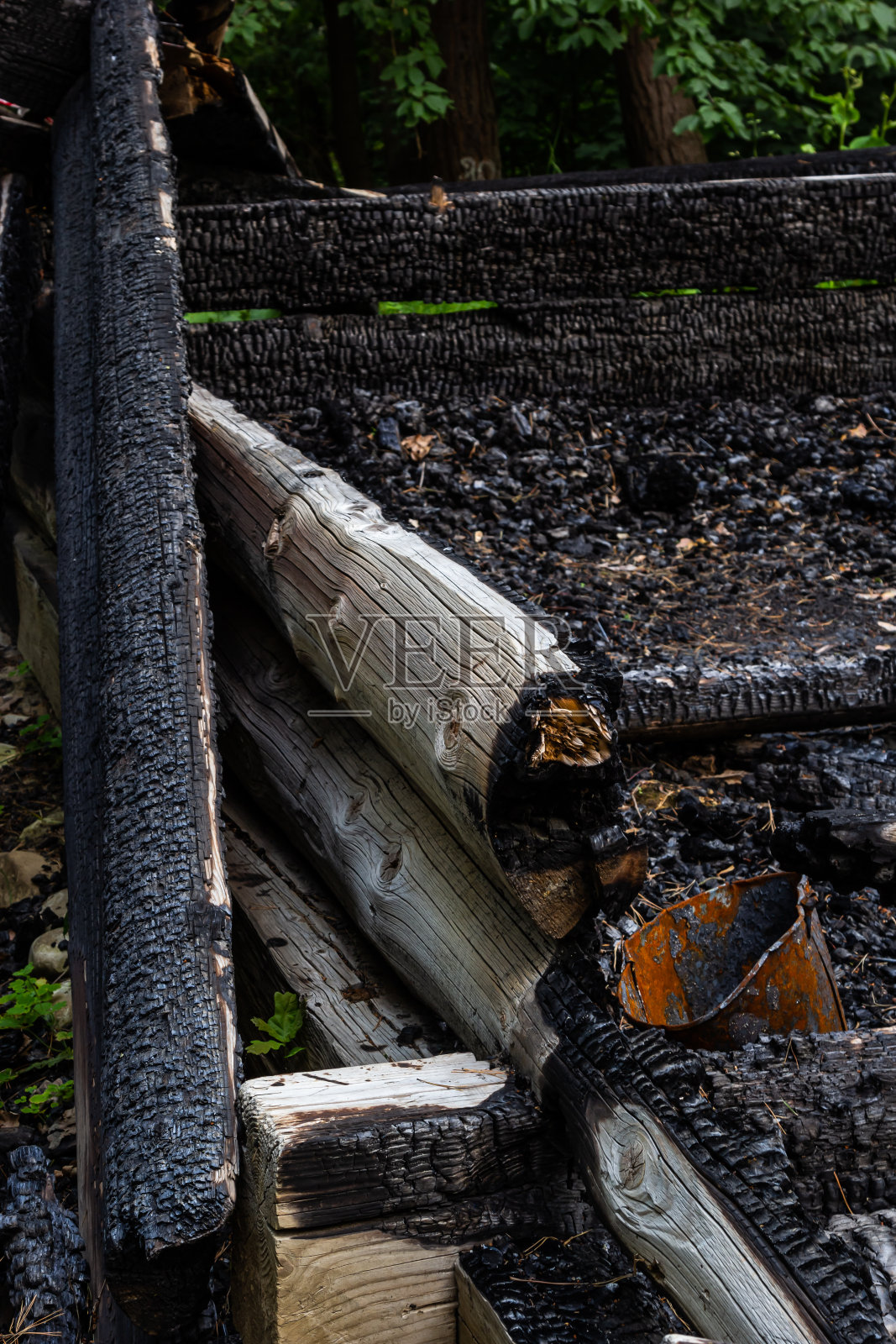 被大火烧毁的木屋被完全烧毁。大火后被烧毁的木屋的废墟照片摄影图片