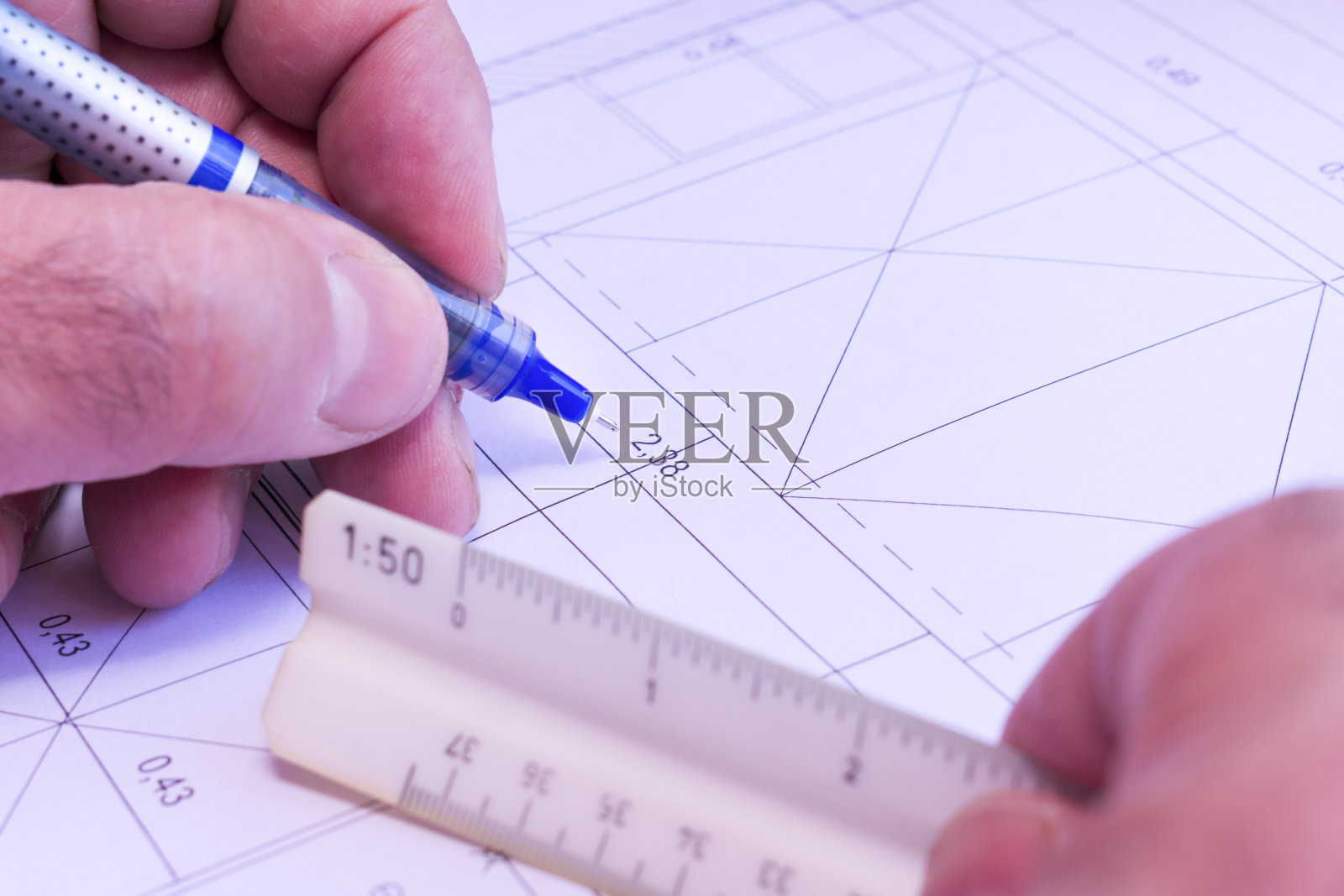 建筑师用圆珠笔和三角尺校正平面图上的尺寸照片摄影图片