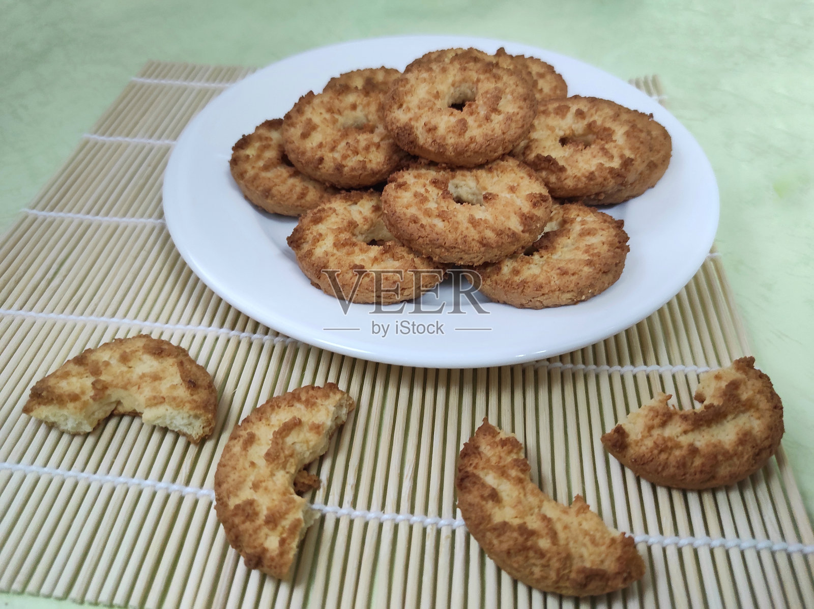 白色盘子上的椰子圈饼干照片摄影图片