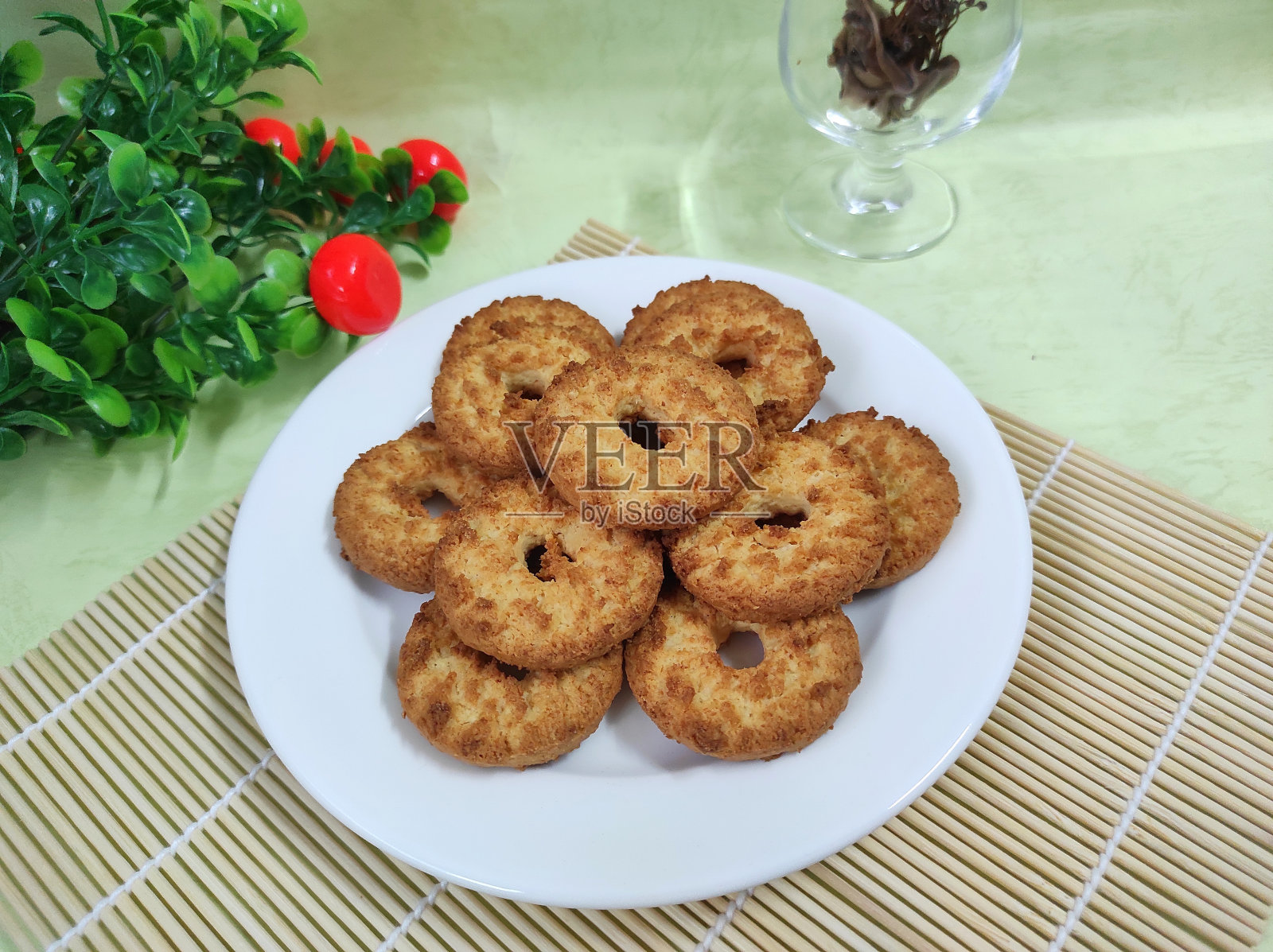 白色盘子上的椰子圈饼干照片摄影图片