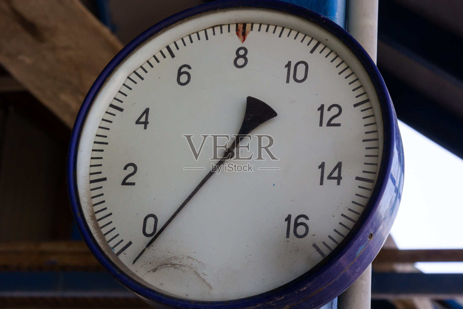 老式圆形压力计，有刻度和箭头特写照片摄影图片