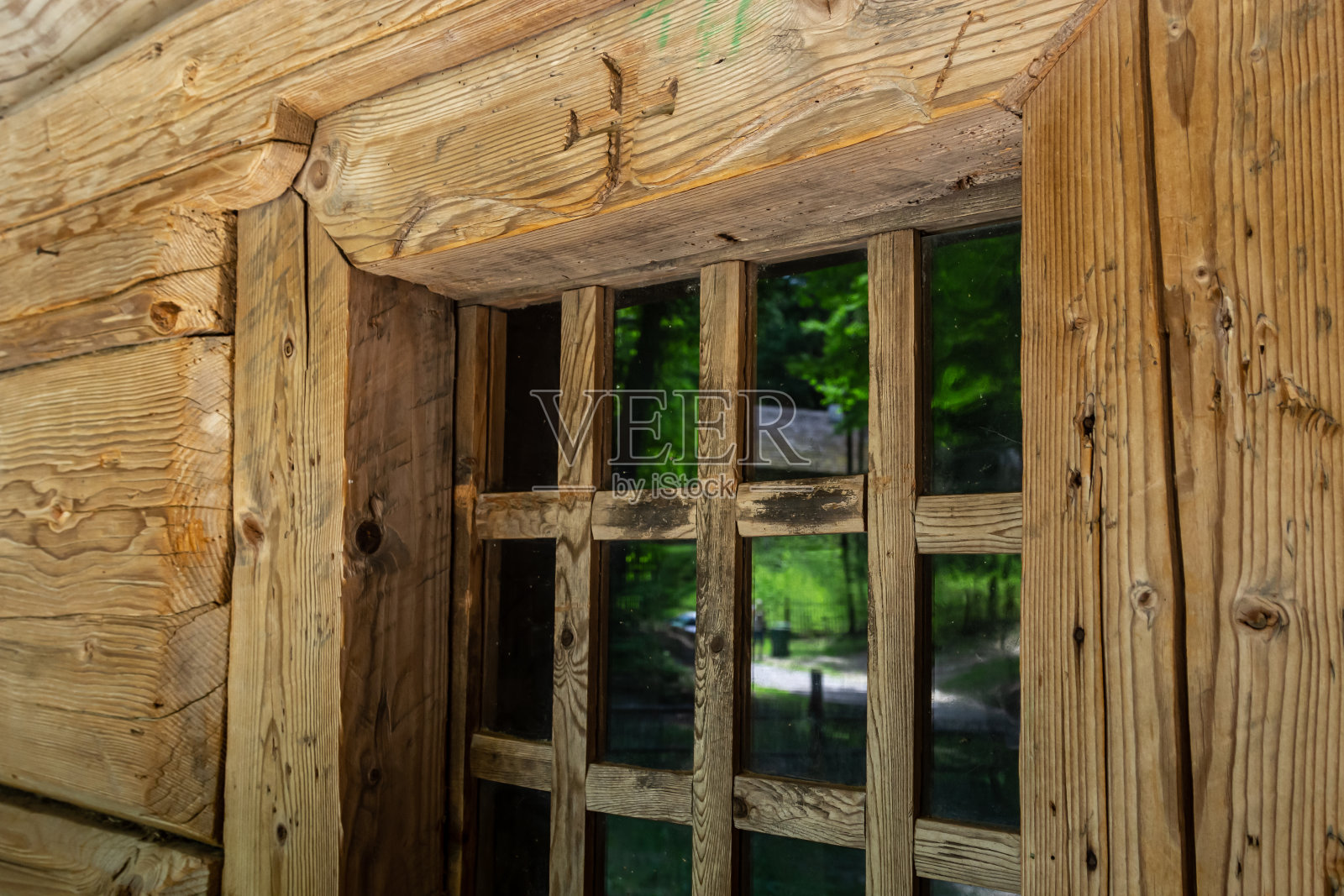木屋的窗户。带窗框的木屋。村里的老木屋，木板背景，质感。窗与玻璃和框架木材和木制房屋在农村或农村照片摄影图片