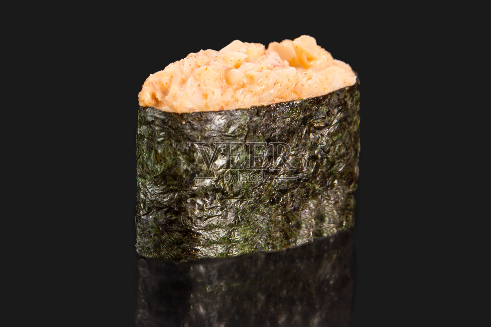 热的寿司。肉与蛋黄酱，黑色工作室背景，菜单摄影照片摄影图片