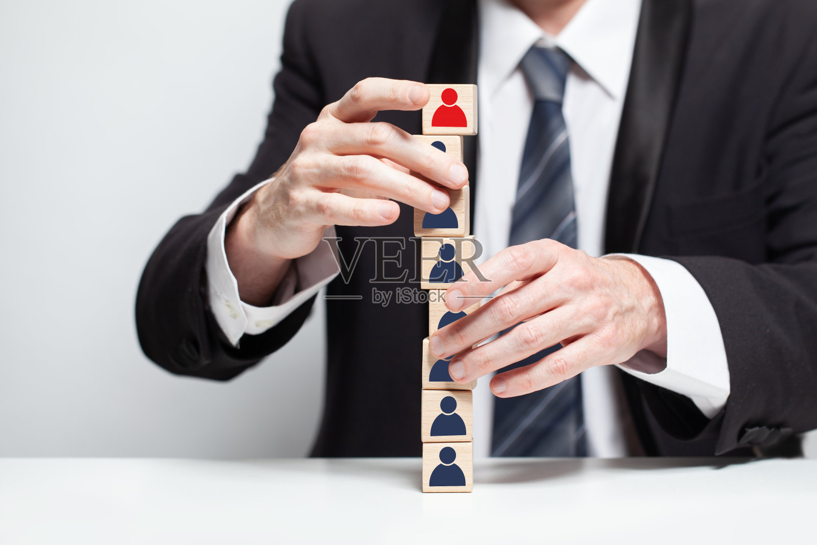 木块以人的形象和商人的双手、团队、事业、团队的经营理念照片摄影图片
