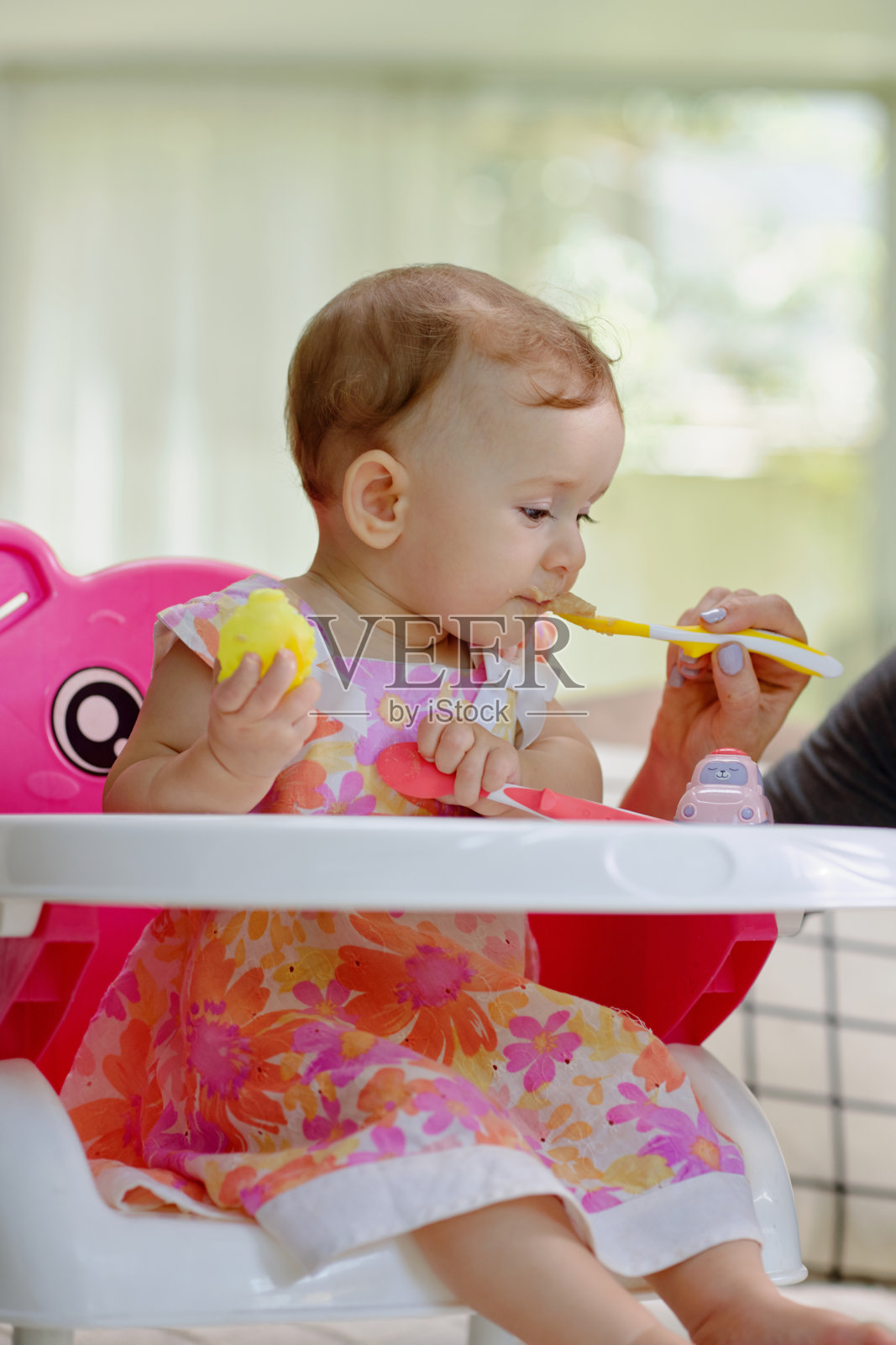 妈妈喂小女儿照片摄影图片