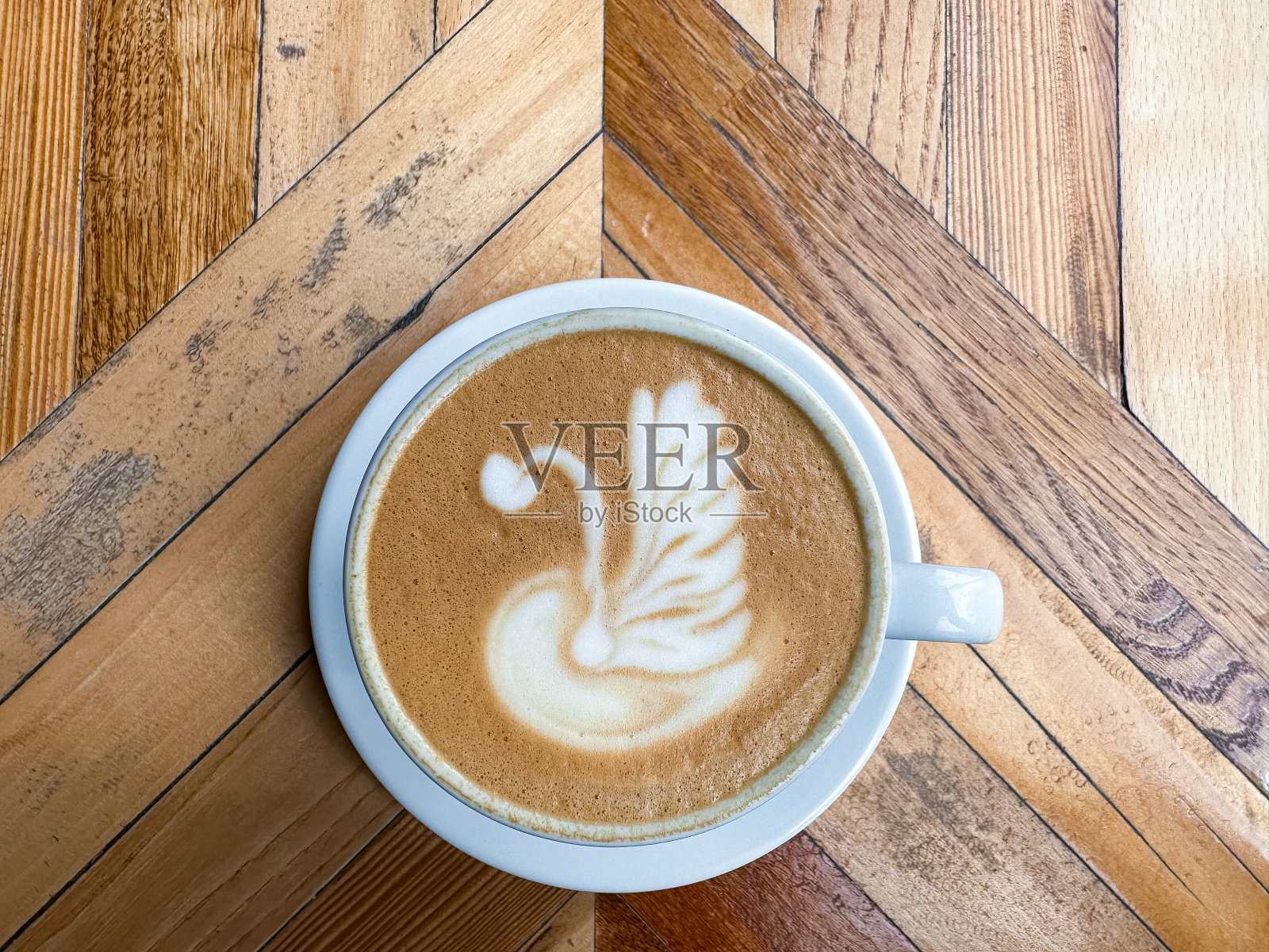 木桌上的一杯拿铁咖啡照片摄影图片