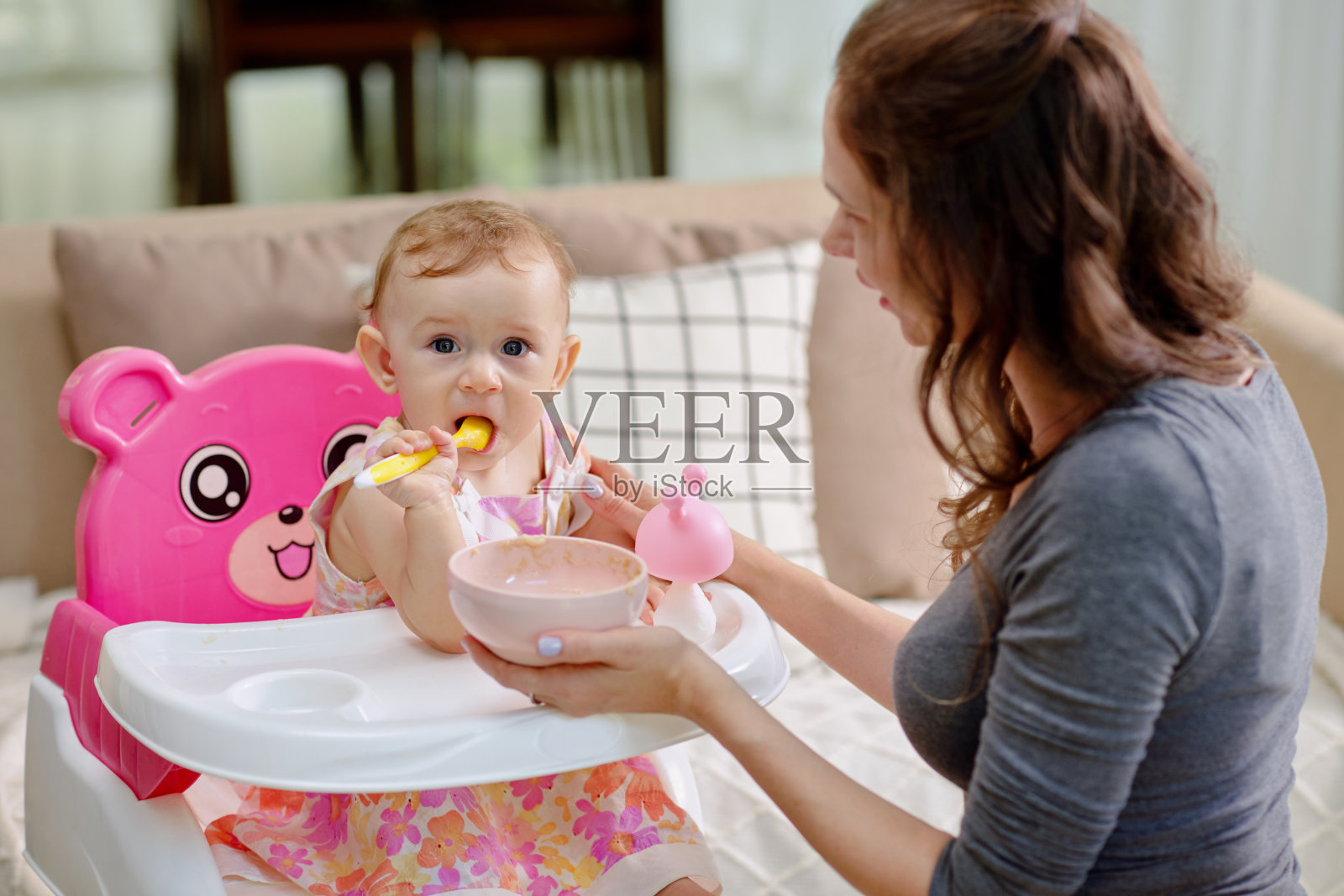 妈妈教宝宝吃东西照片摄影图片