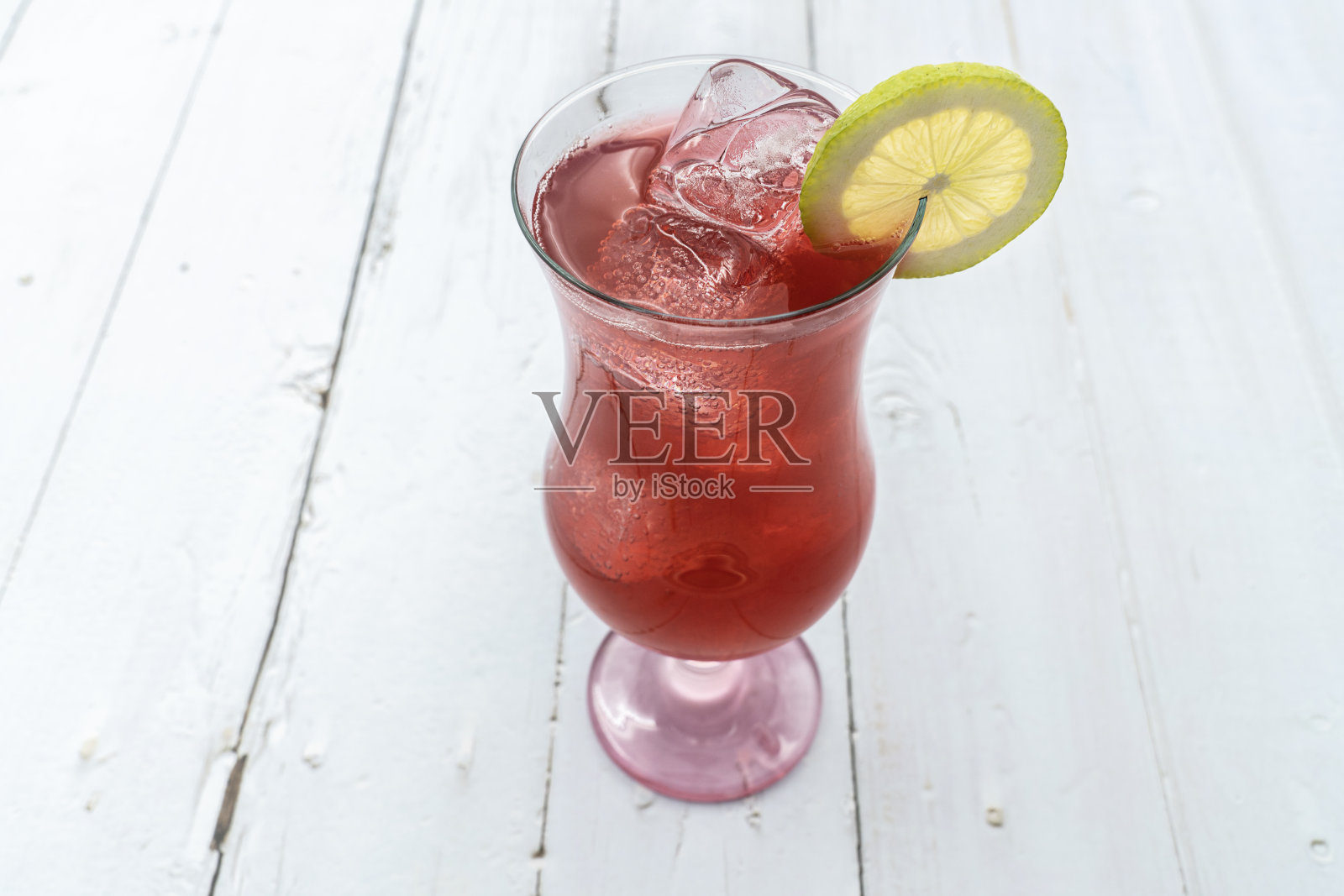 樱桃酸橙马提尼。照片摄影图片