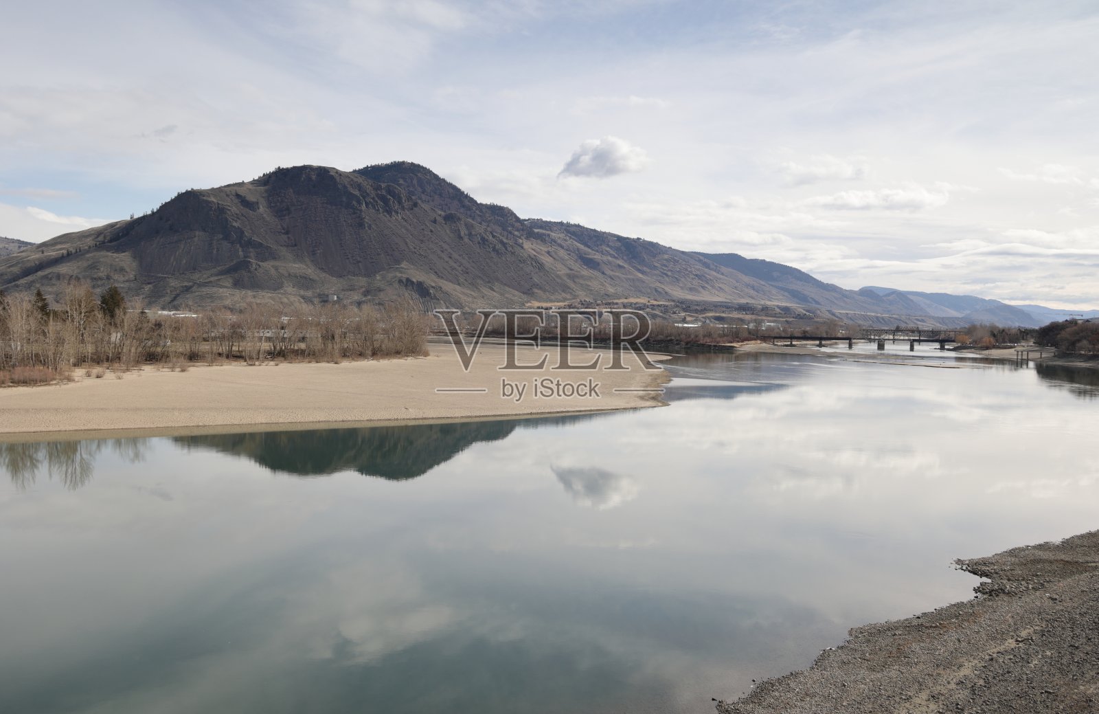 从加拿大坎卢普斯的南汤普森河眺望照片摄影图片