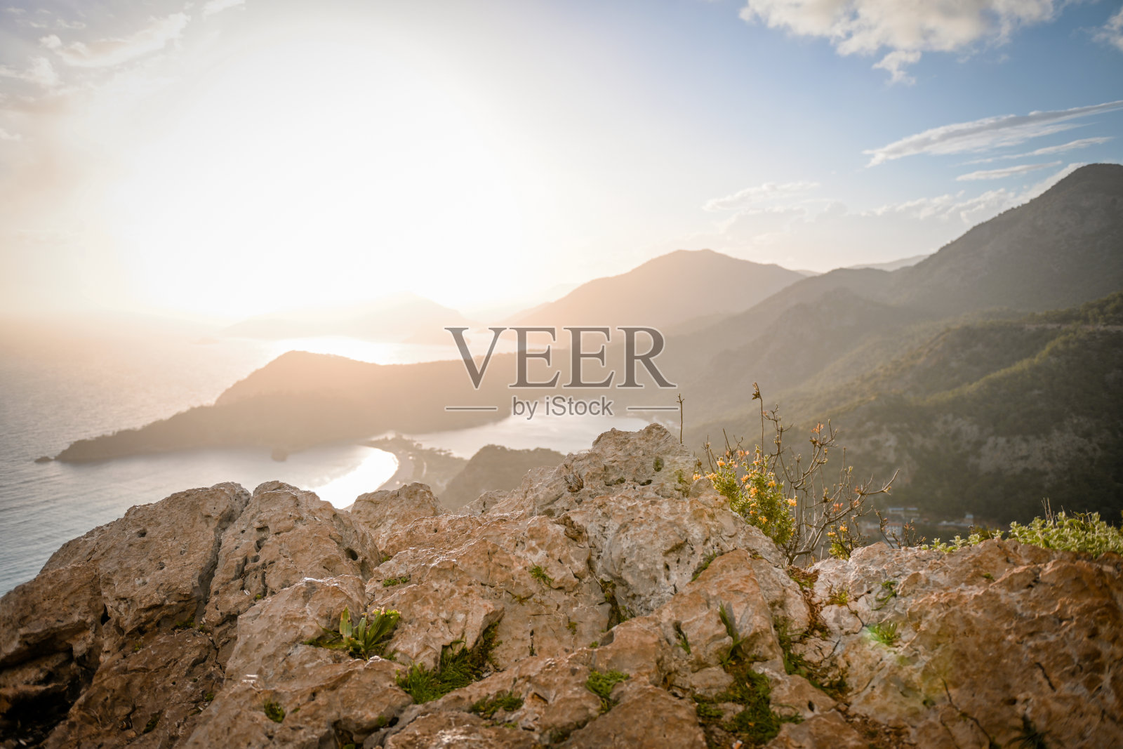 日落在海和山的景观照片摄影图片