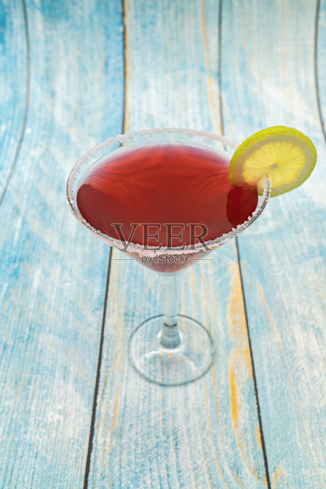 樱桃酸橙马提尼。照片摄影图片