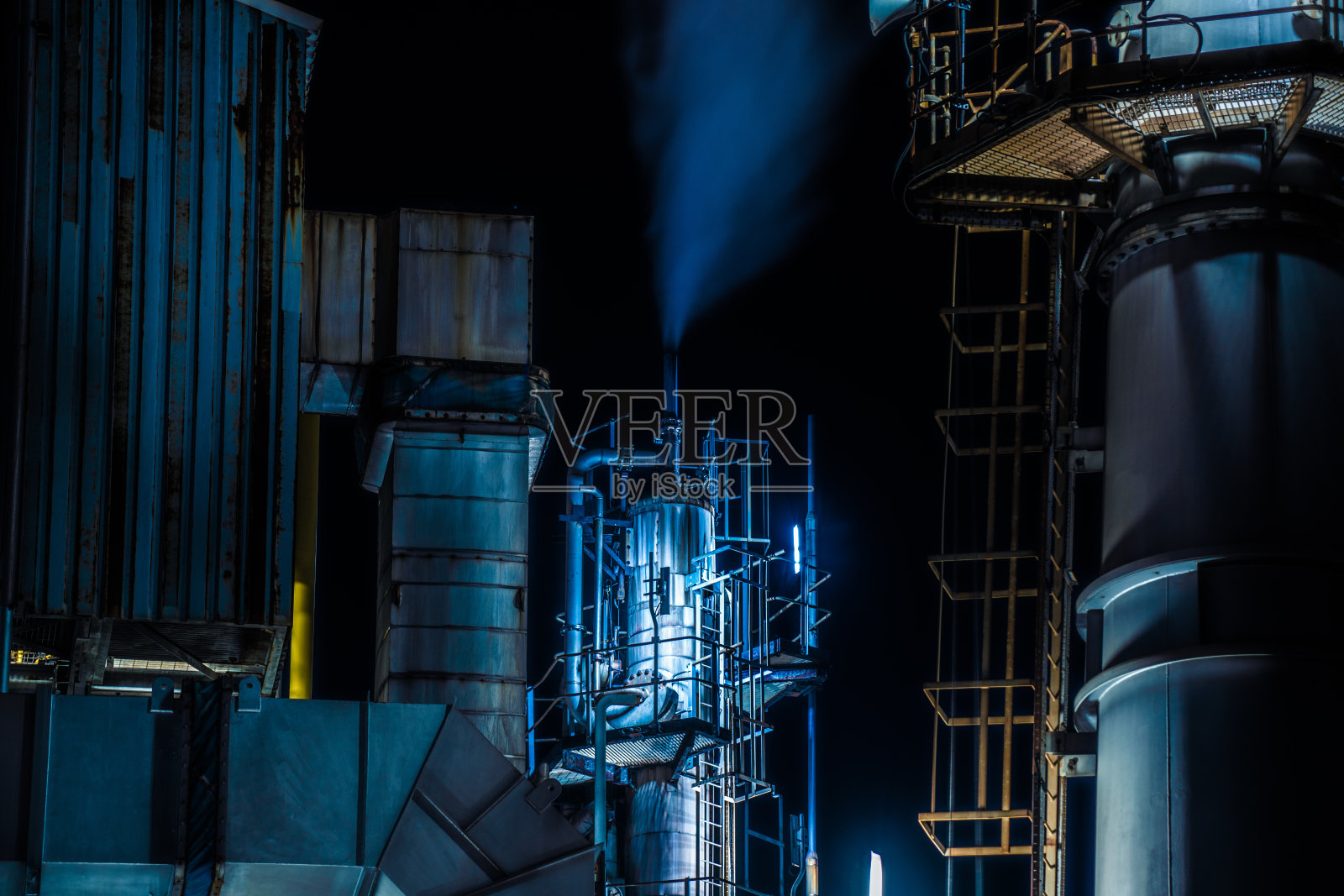 石化油气精炼厂夜间作业照片摄影图片