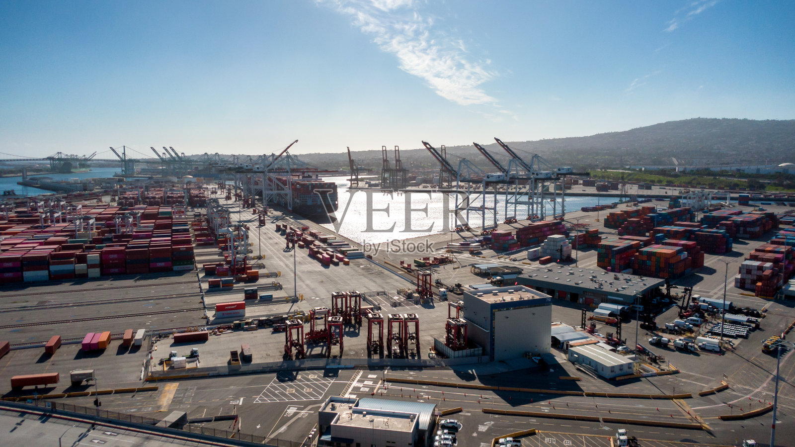 长滩港的集装箱堆在一起，白天头顶上有轻云照片摄影图片