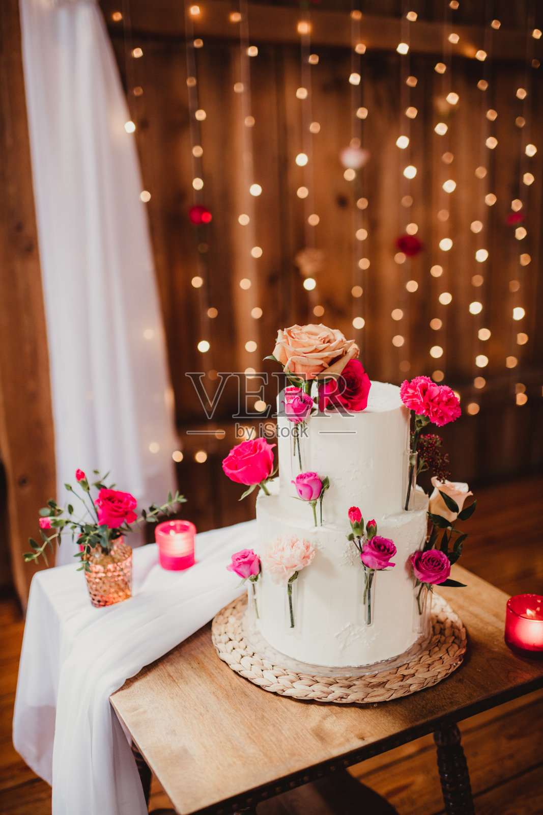 婚礼蛋糕的下角照片与松散的玫瑰照片摄影图片