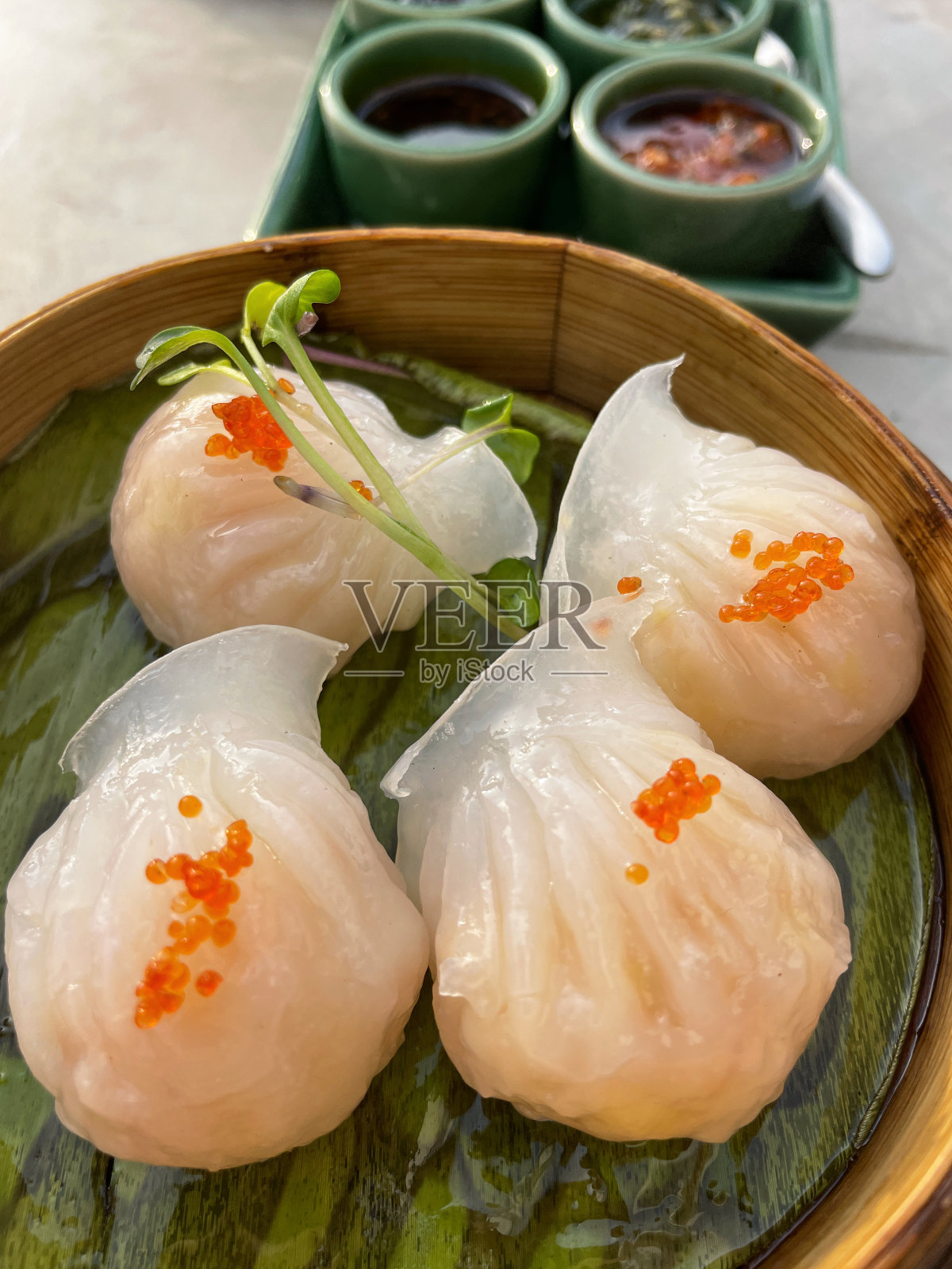 部分美味的鸡馍在竹制蒸笼，壳形饺子，一种受欢迎的印度街头食品，亚洲美食，高架视图照片摄影图片