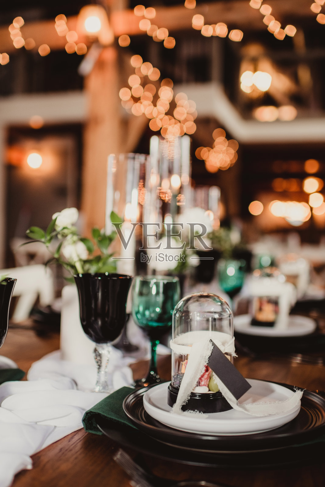 婚礼晚宴上的座位上有蜡烛和鲜花照片摄影图片