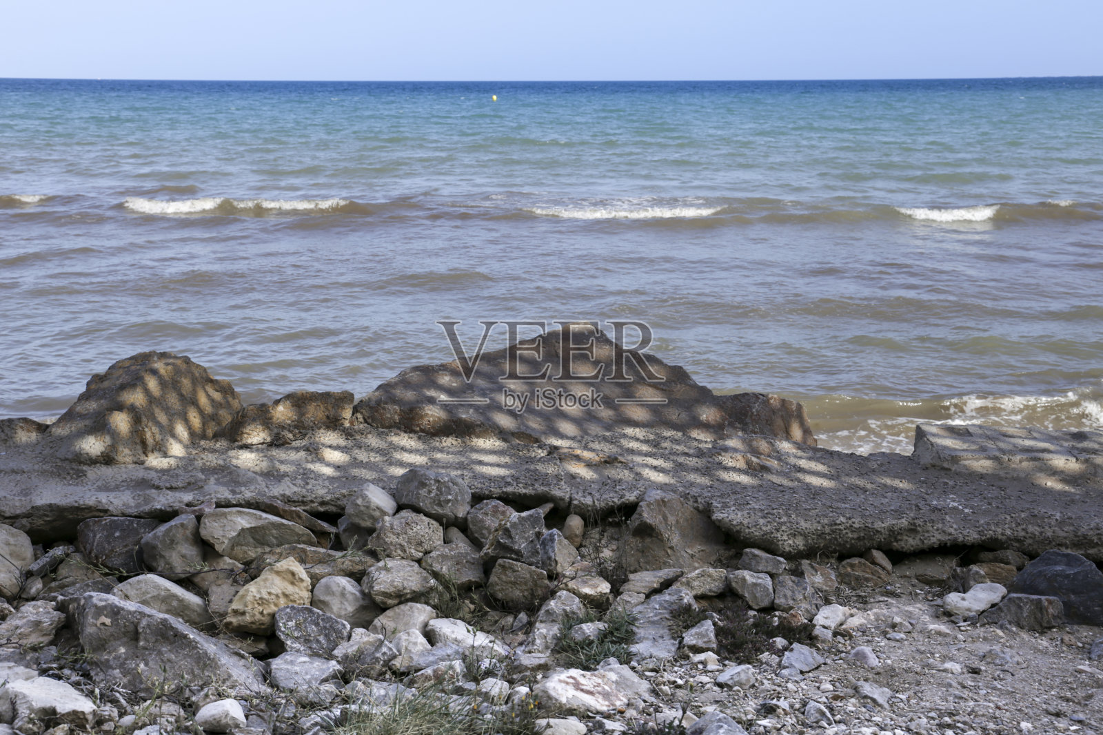 西班牙阿利坎特海岸的岩石纹理和波浪照片摄影图片
