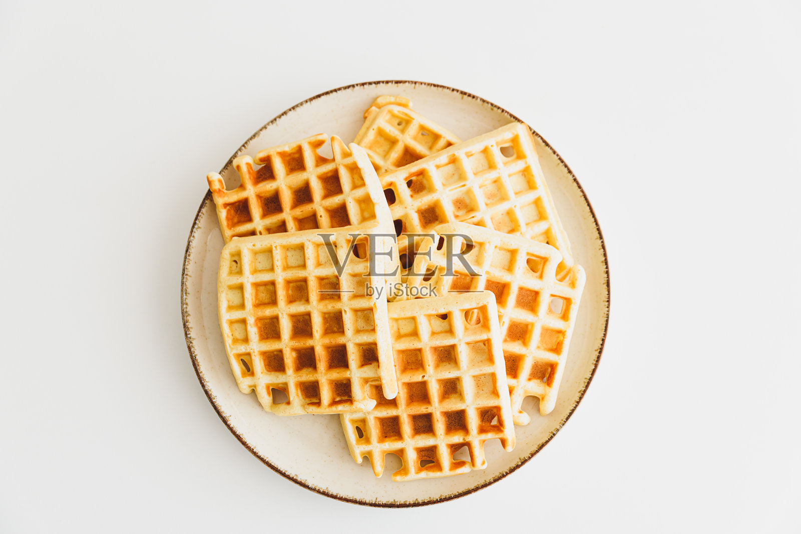 白色桌子上的比利时华夫饼。俯视图照片摄影图片