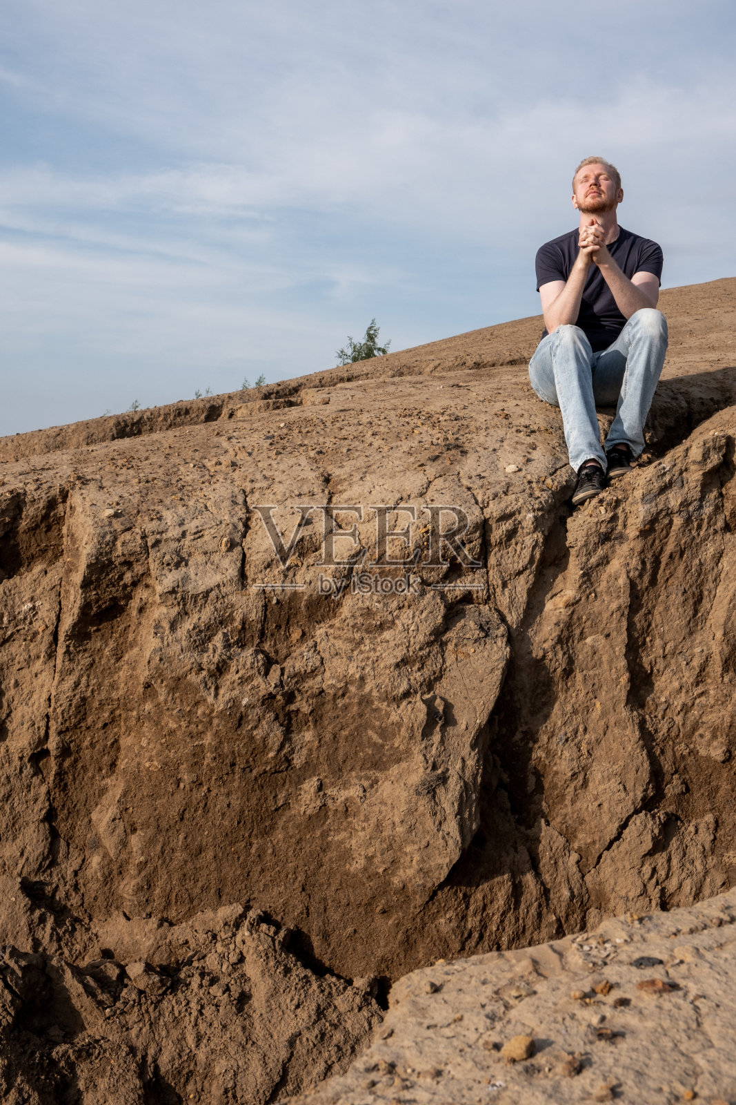 一个被群山包围的人。希望，信念和祈祷照片摄影图片