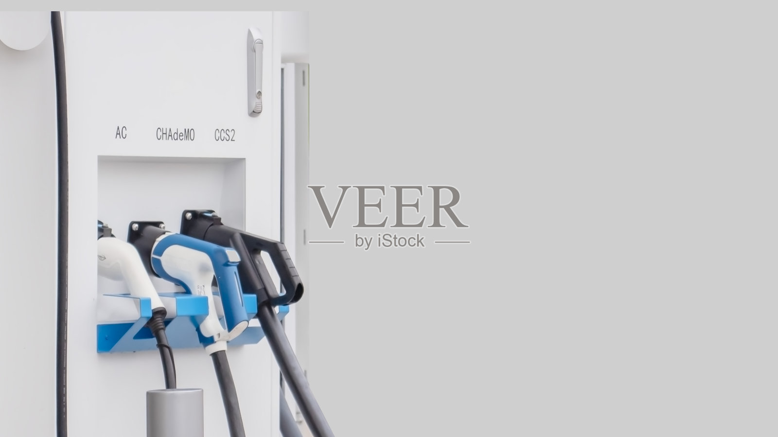 泵插式充电电缆，电动汽车，电动汽车，现代科技汽车，UI控制，信息显示，加油站，汽车插电，可持续替代，生态能源。照片摄影图片