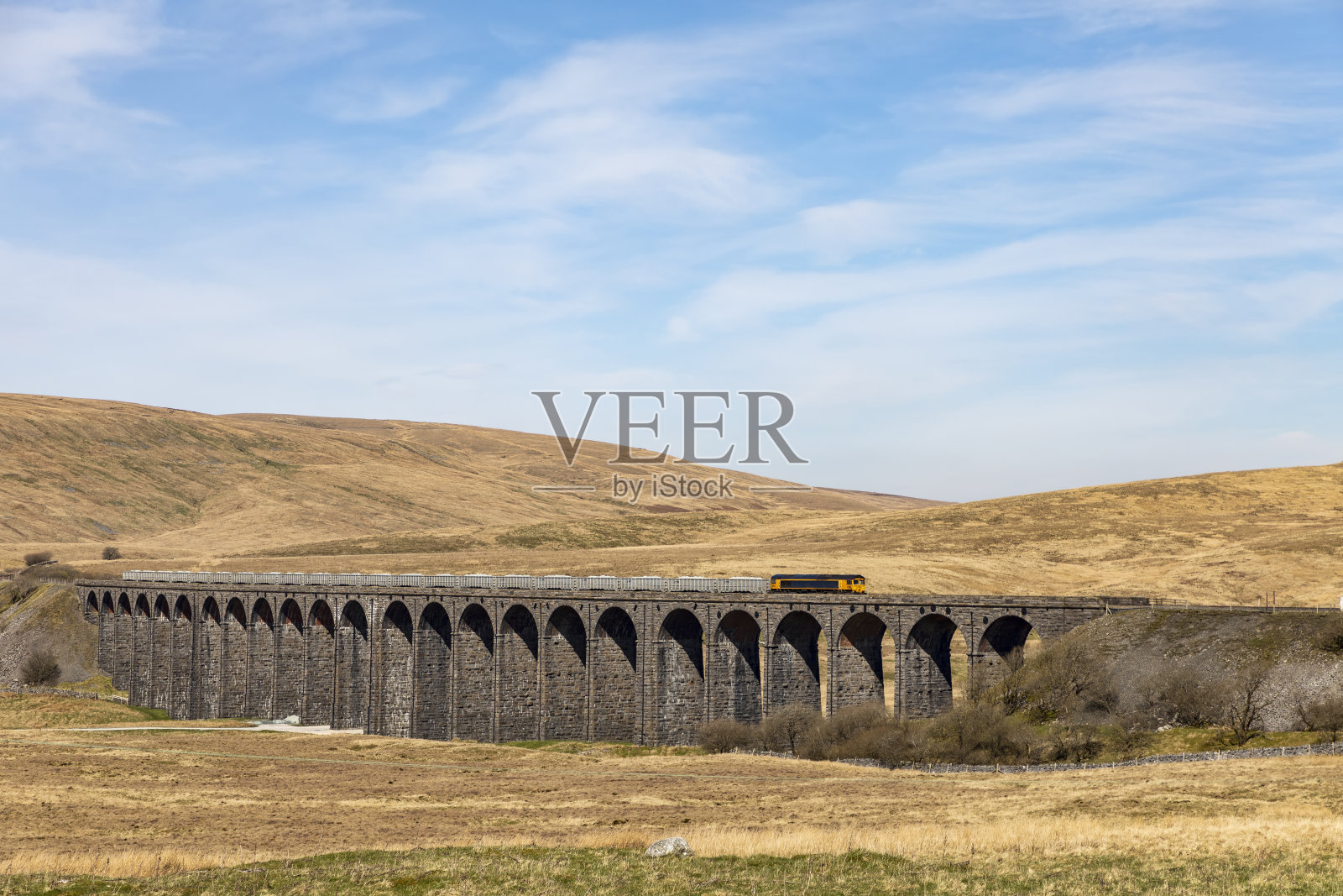 货物列车穿过里布尔海德高架桥照片摄影图片