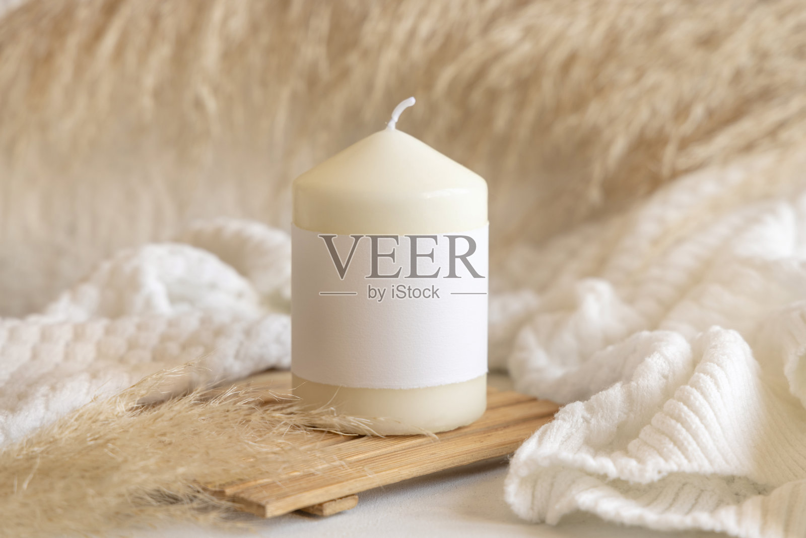靠近潘帕斯草原和舒适的毛衣的木托盘上的蜡烛和标签，近距离，模拟照片摄影图片