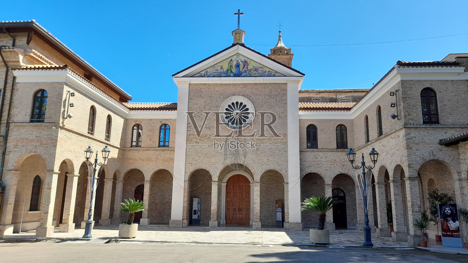 梅多纳神庙与神圣的源头照片摄影图片