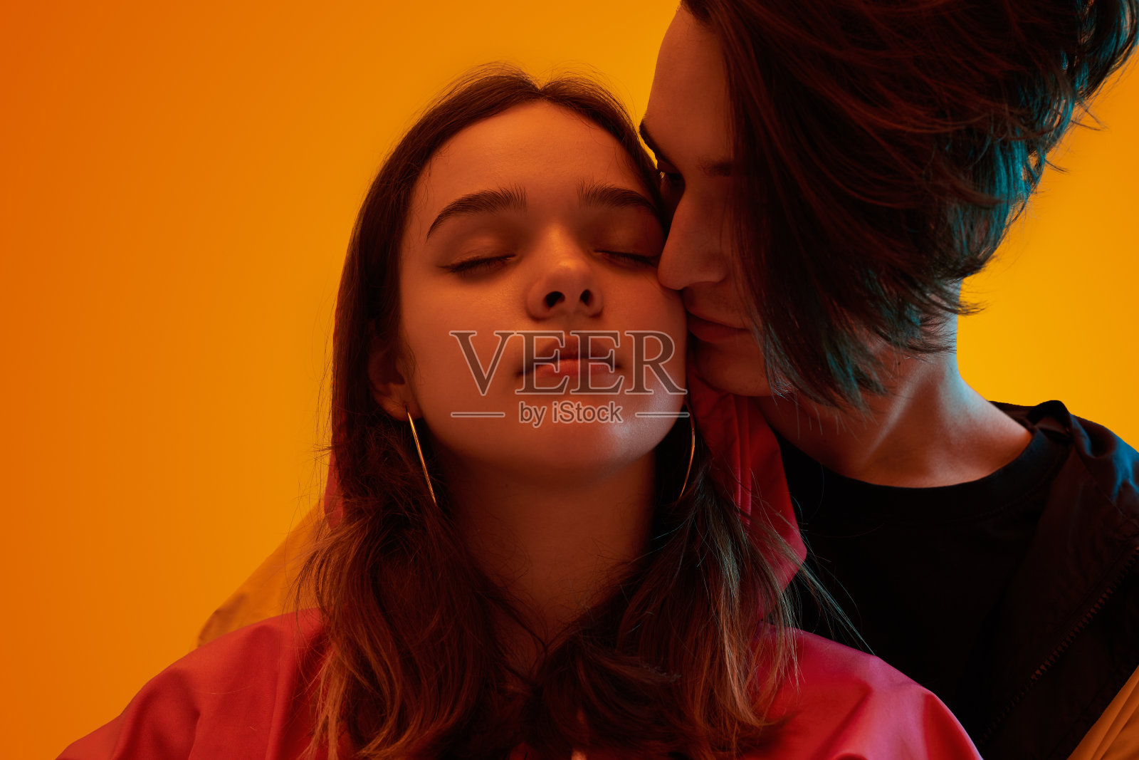 年轻情侣在演播室里拥抱照片摄影图片