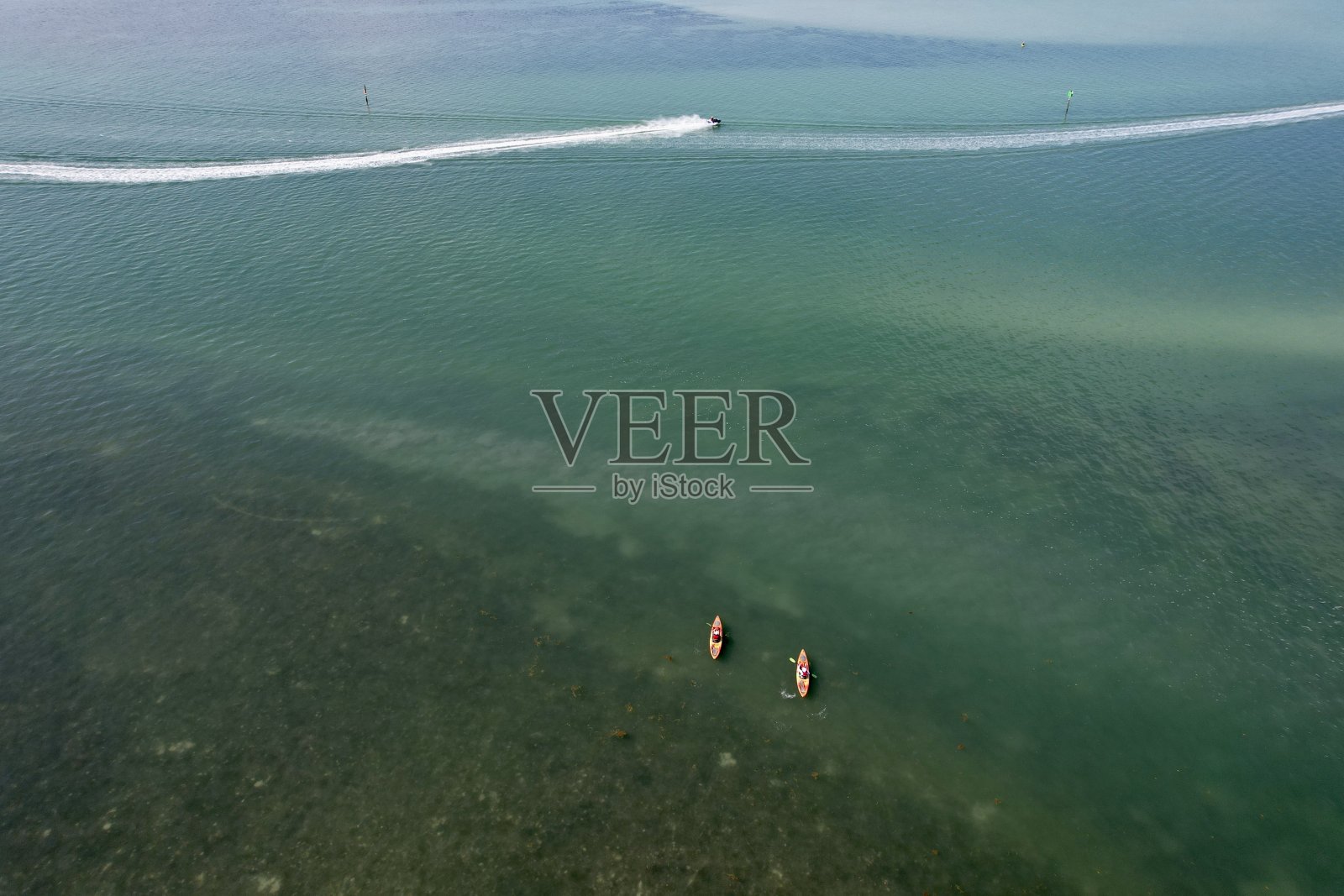 美丽的无人机拍摄蜜月岛的绿色水域和沙洲，以及远处的卡拉德西岛渡轮。照片摄影图片