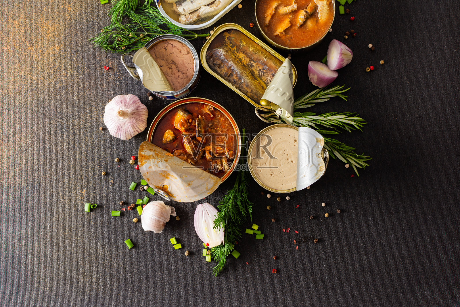 打开装有罐头鱼的锡罐照片摄影图片