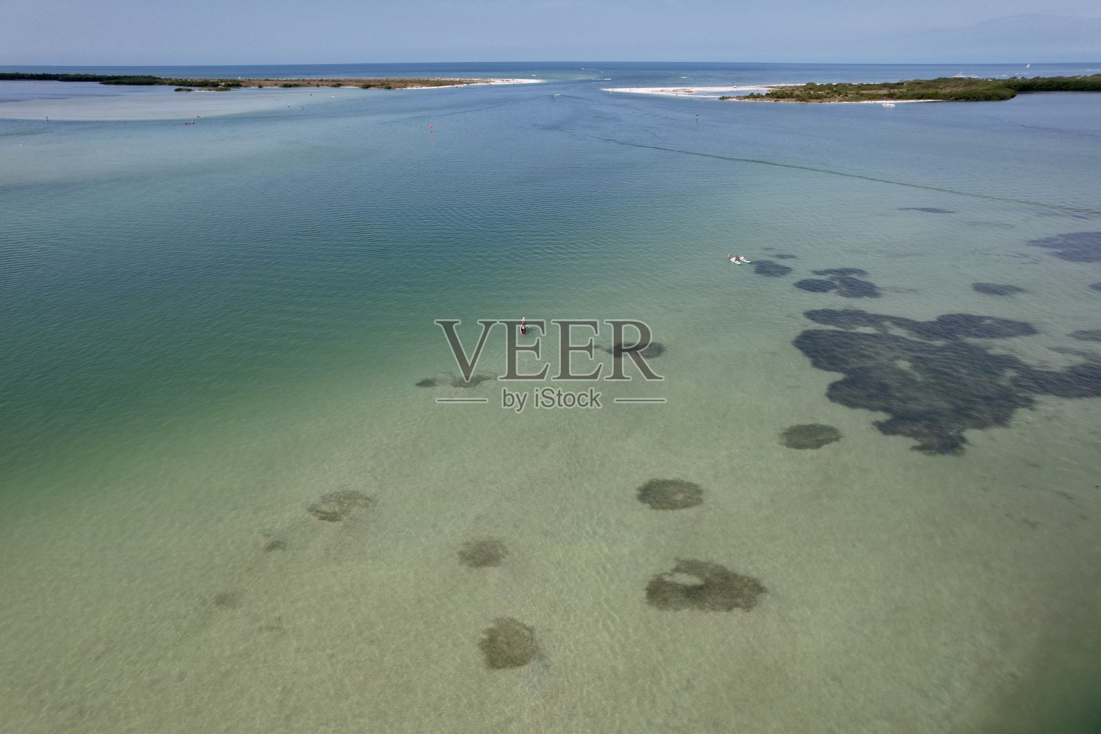 游览佛罗里达州达尼丁美丽的白色海滩和蓝绿色的海水。照片摄影图片