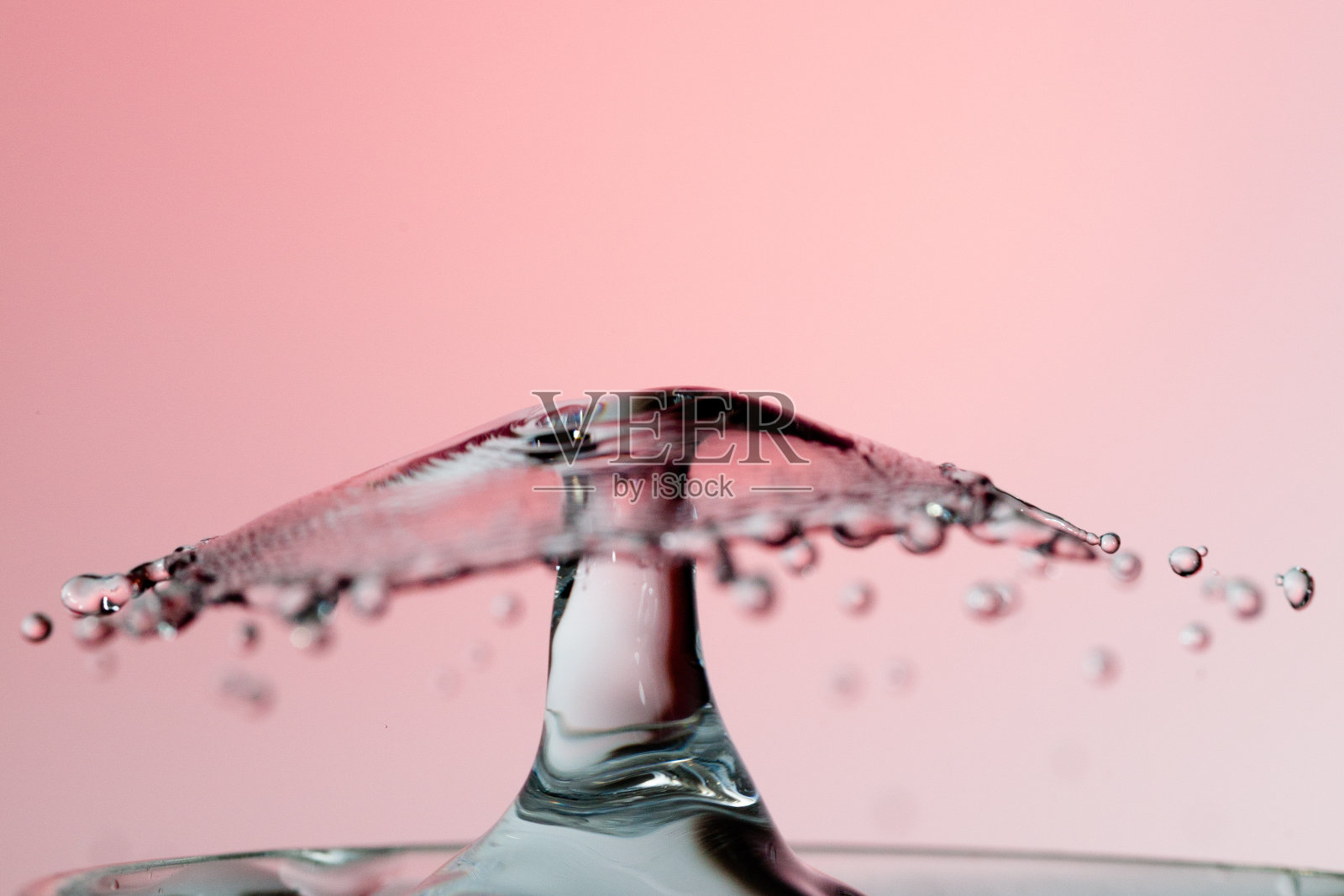 水滴在水面上溅起涟漪照片摄影图片