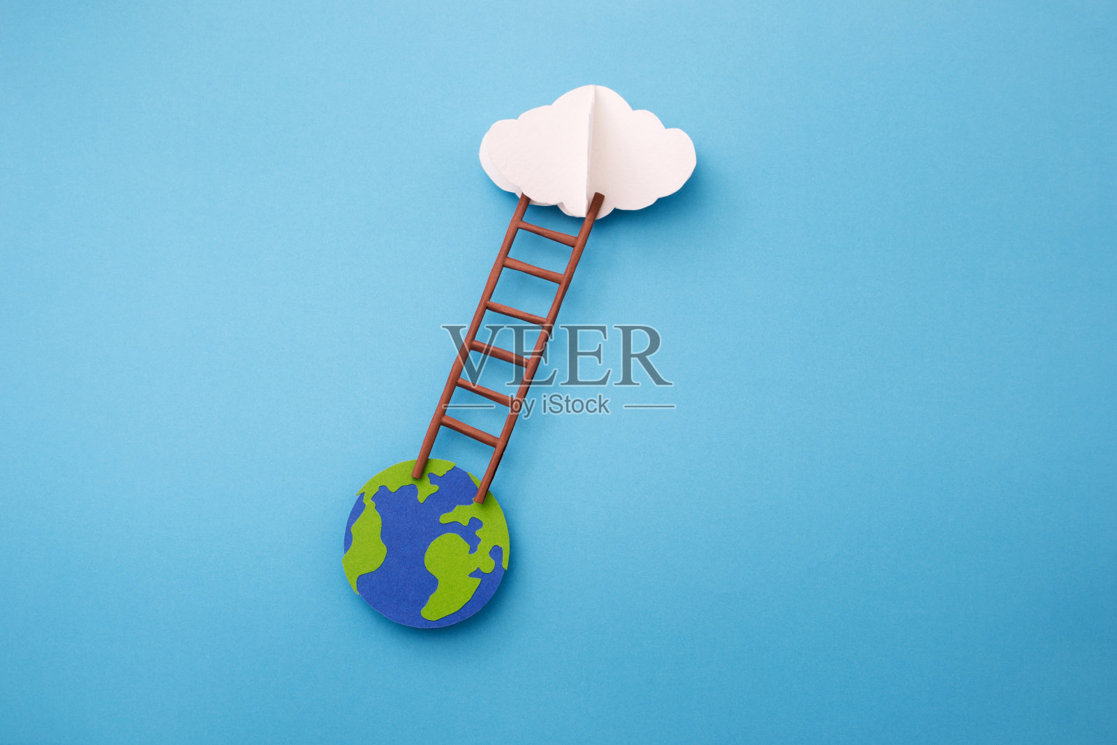 从地球到云层的梯子，由蓝色背景的剪纸制成。照片摄影图片