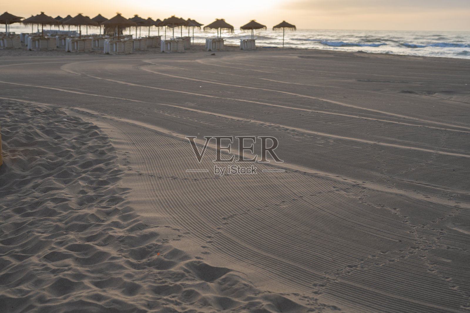 早上沙滩上的沙子清理后照片摄影图片