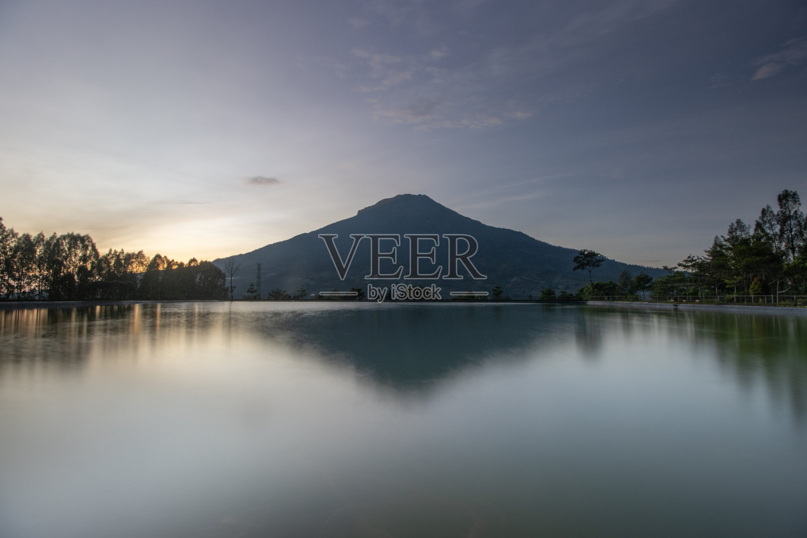 山和池塘在embung kledung, temanggong照片摄影图片