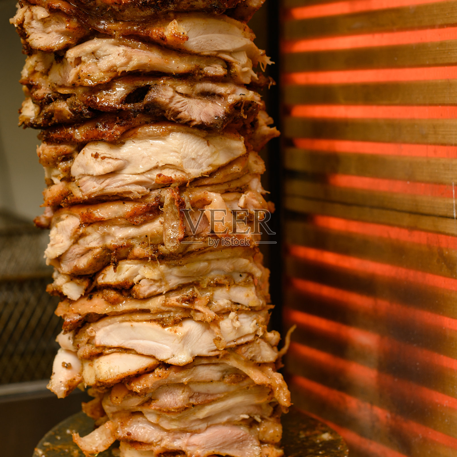 竖烤架上的鸡肉是为沙瓦玛准备的照片摄影图片