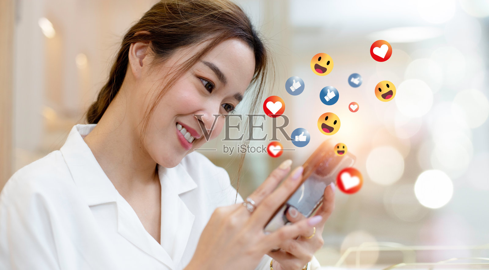 女人用智能手机和社交媒体图标。照片摄影图片