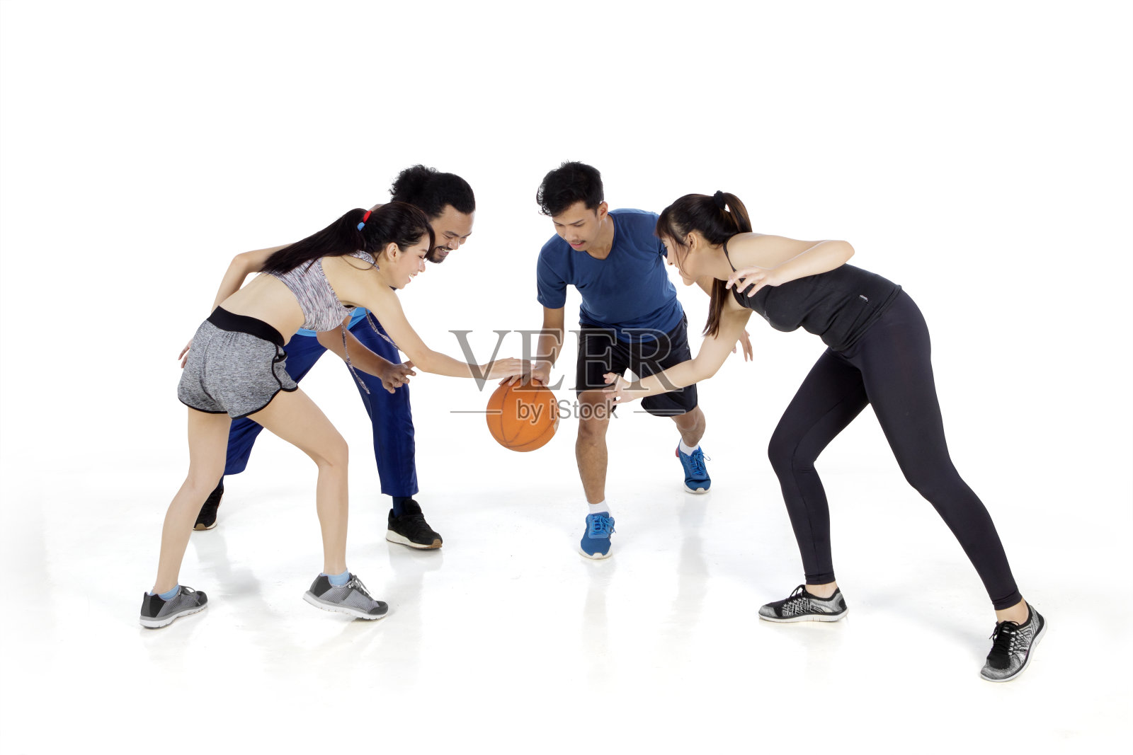 一群人在演播室训练篮球照片摄影图片