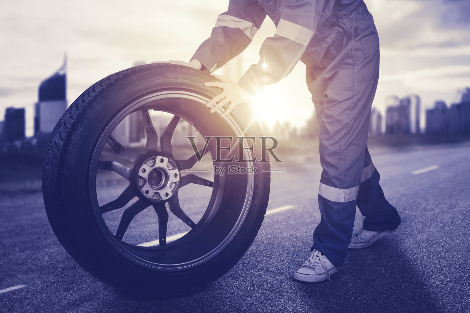 男机械师的手推着路边的车轮照片摄影图片