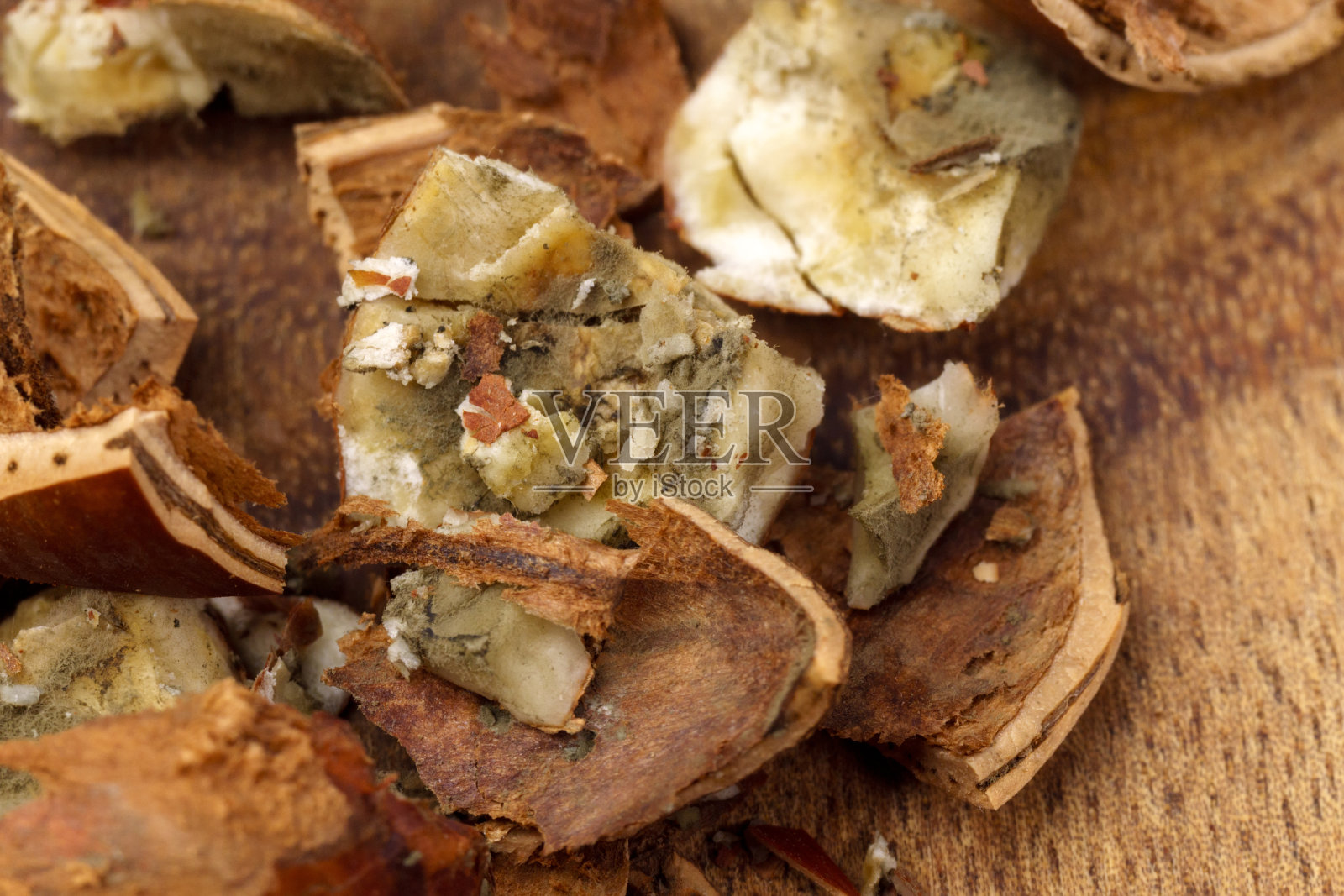 榛子准备食用，榛子从壳中拔出，发霉，变质产品照片摄影图片