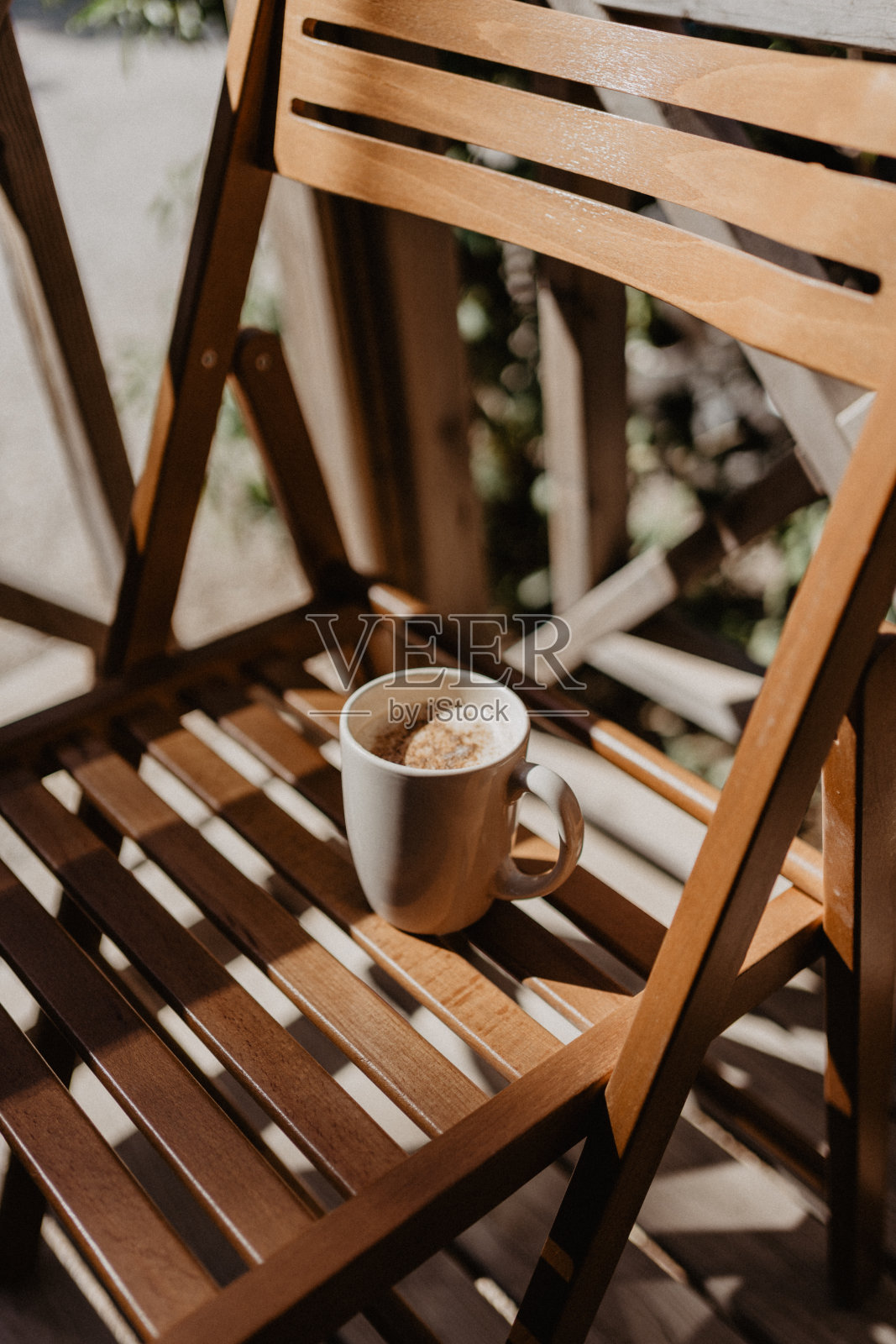 一杯咖啡在木椅与戏剧性的照明照片摄影图片