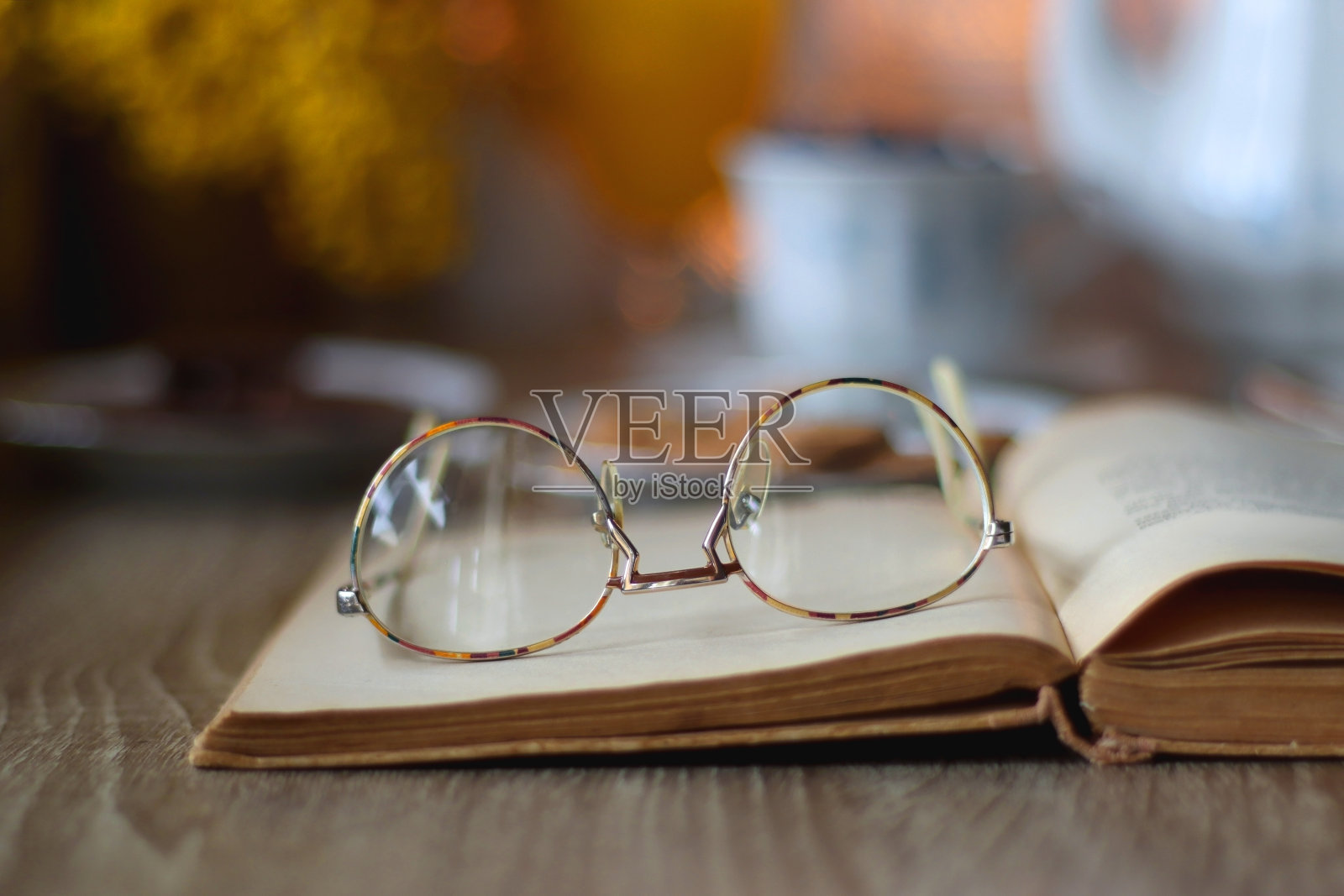 采购产品茶，饼干，巧克力，蓝莓，果汁，书和蜡烛照片摄影图片