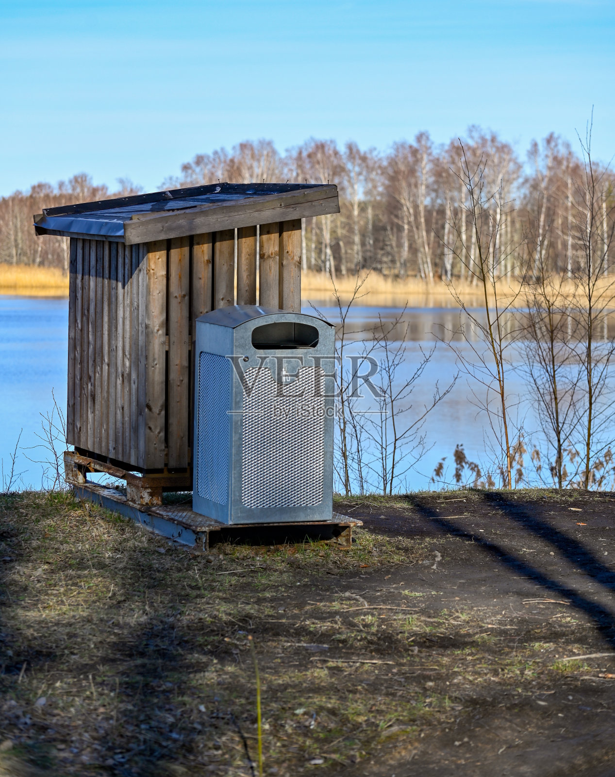 休息区附近有柴火仓库和垃圾桶照片摄影图片