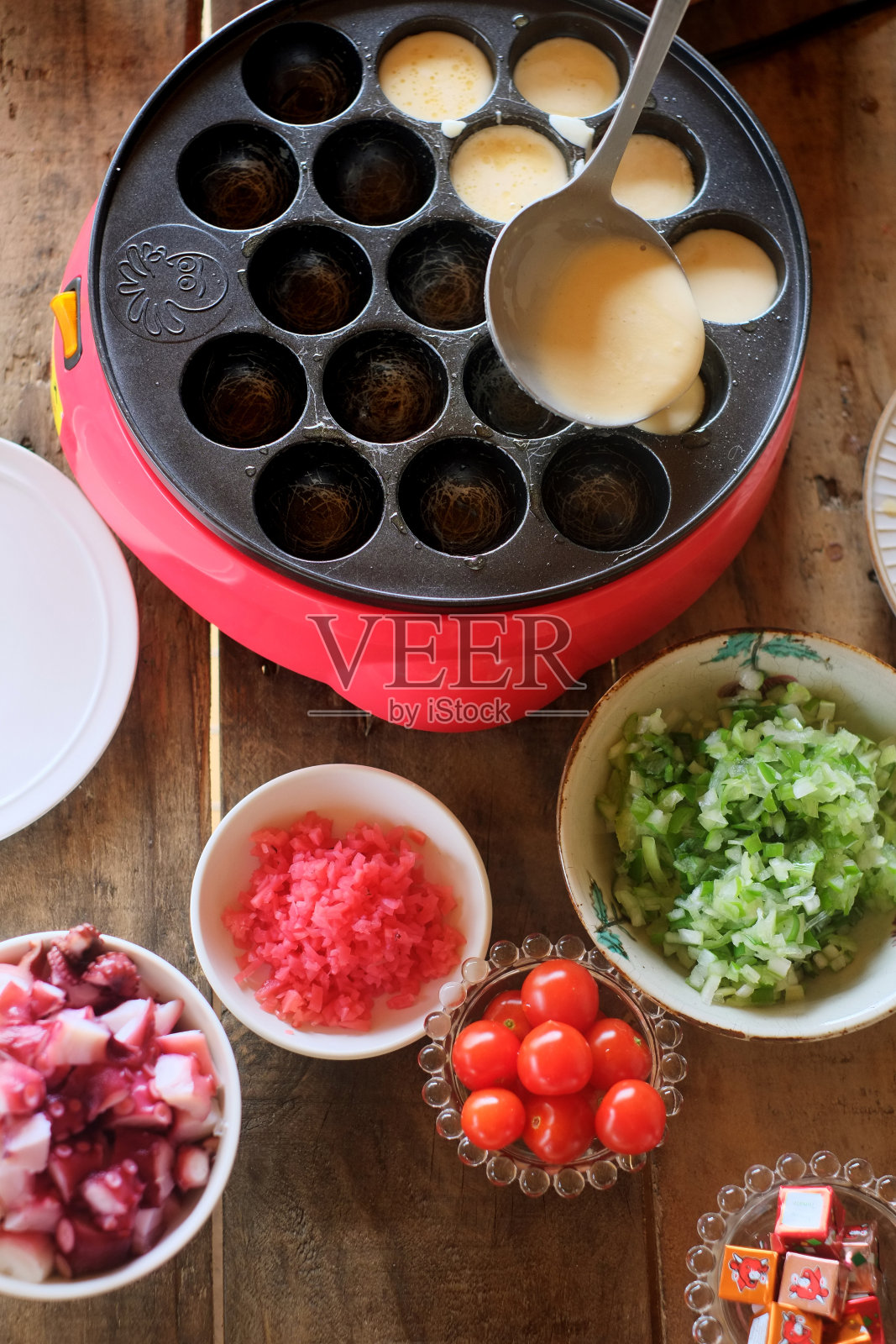 做章鱼烧(章鱼球)。照片摄影图片