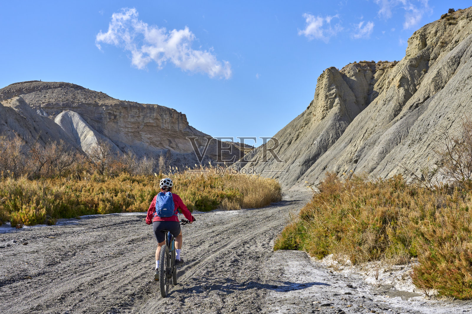一名女子骑着电动山地车在西班牙塔伯纳斯沙漠骑自行车照片摄影图片