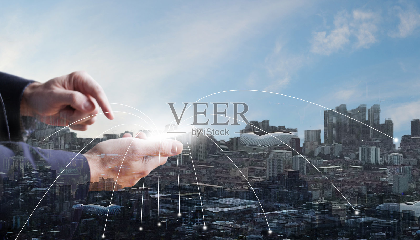 手持白屏的手机，背景是城市和蓝天，商务通讯照片摄影图片